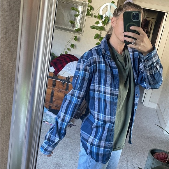 American Eagle Outfitters Navy and White Plaid Flannel Shirt - Picture 6 of 13